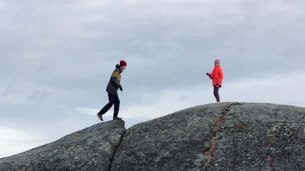 persone che salgono di corsa su una collina
                                                                